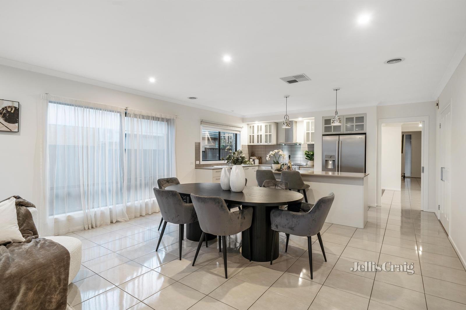 36 Johnson Drive, Glen Waverley image 3