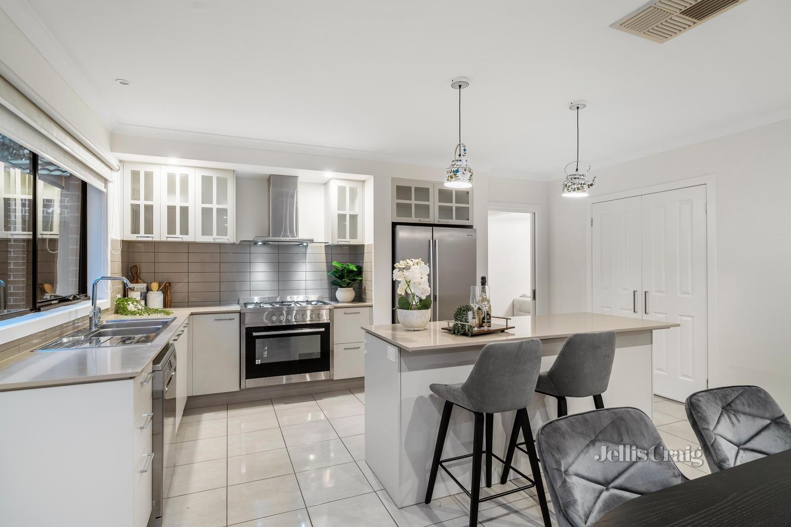 36 Johnson Drive, Glen Waverley image 4