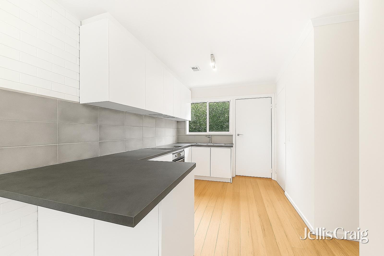 3/6 New Street, Ringwood image 2