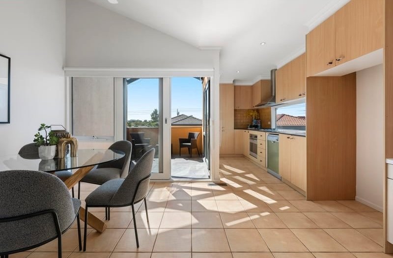 3/62 Collins Street, Mentone image 5