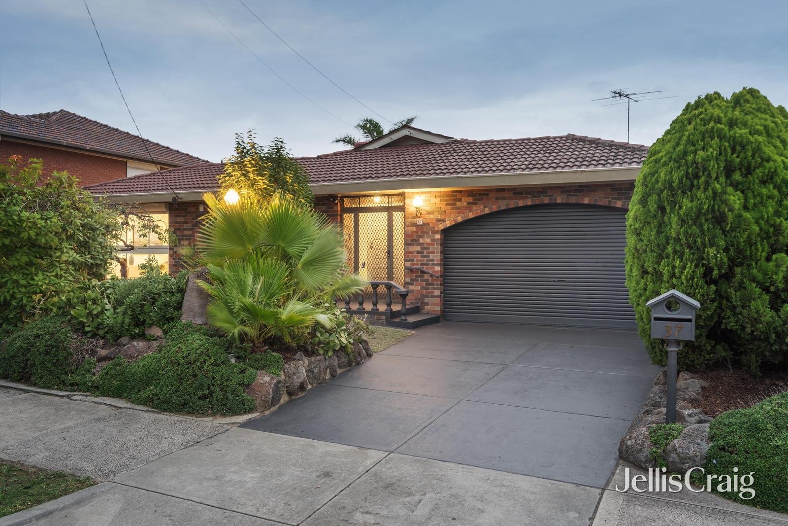 37 Grant Olson Avenue, Bulleen image 1