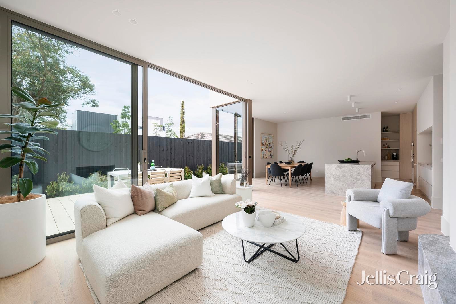 37 Stoke Avenue, Kew image 2