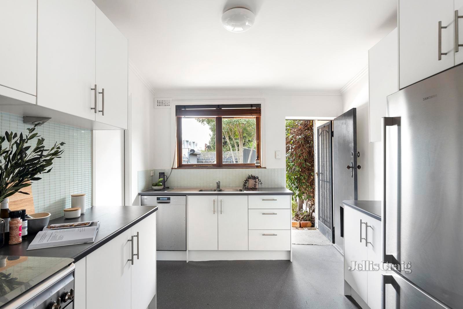 37 Trenerry Crescent, Abbotsford image 5