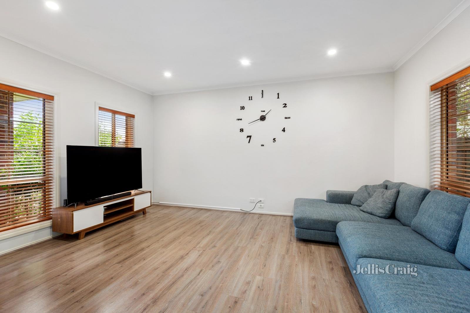 3/712 Elgar Road, Doncaster image 2