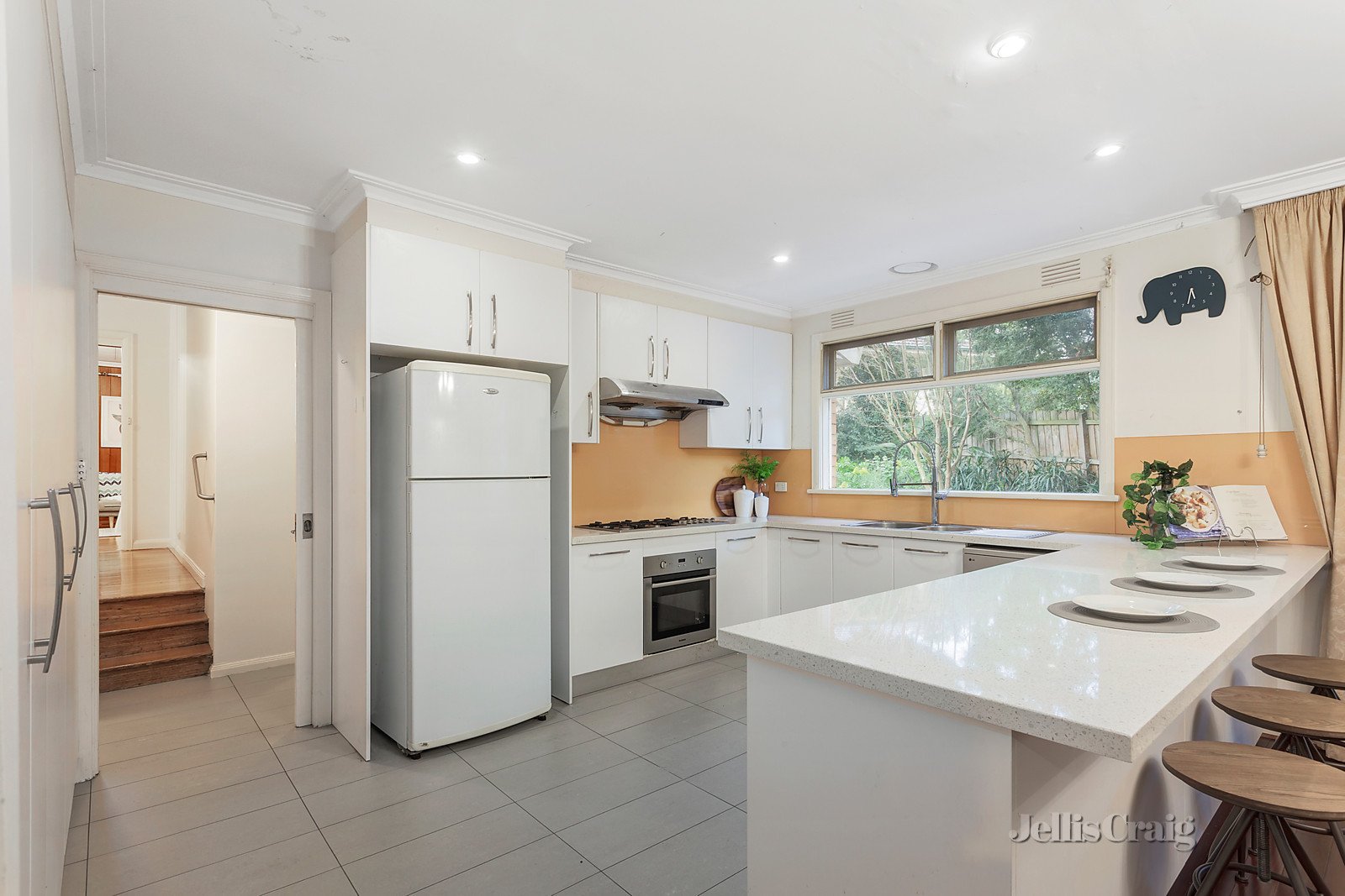 38 Amber Grove, Mount Waverley image 3