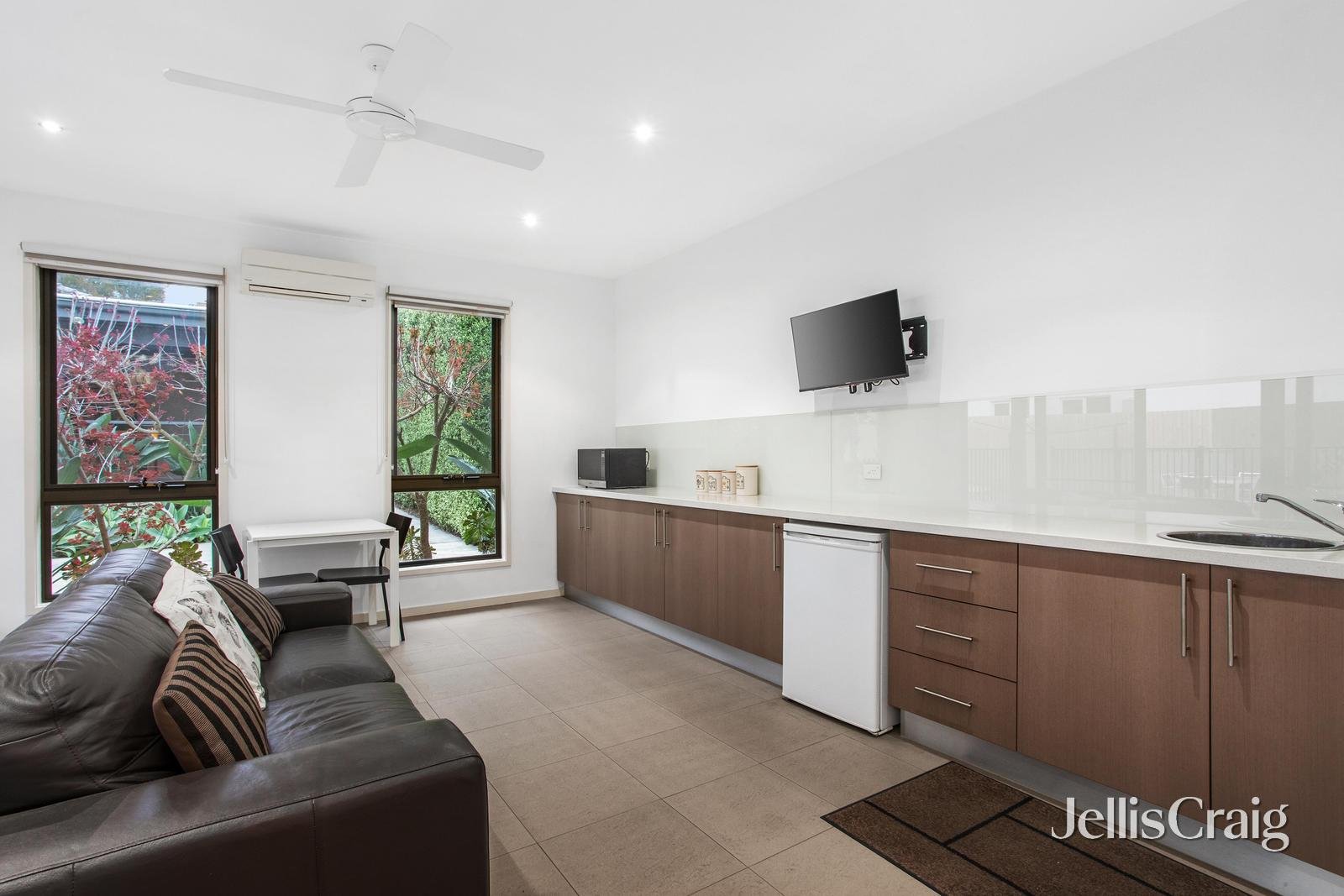 38 Bennett Avenue, Mount Waverley image 7