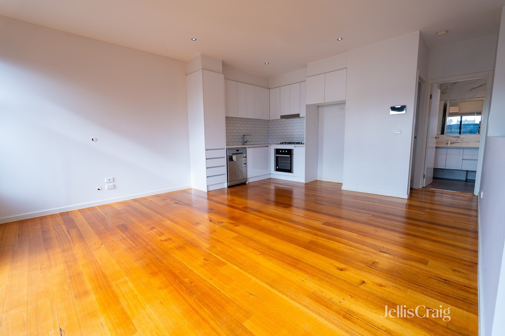 3/8 De Carle Street, Brunswick image 2