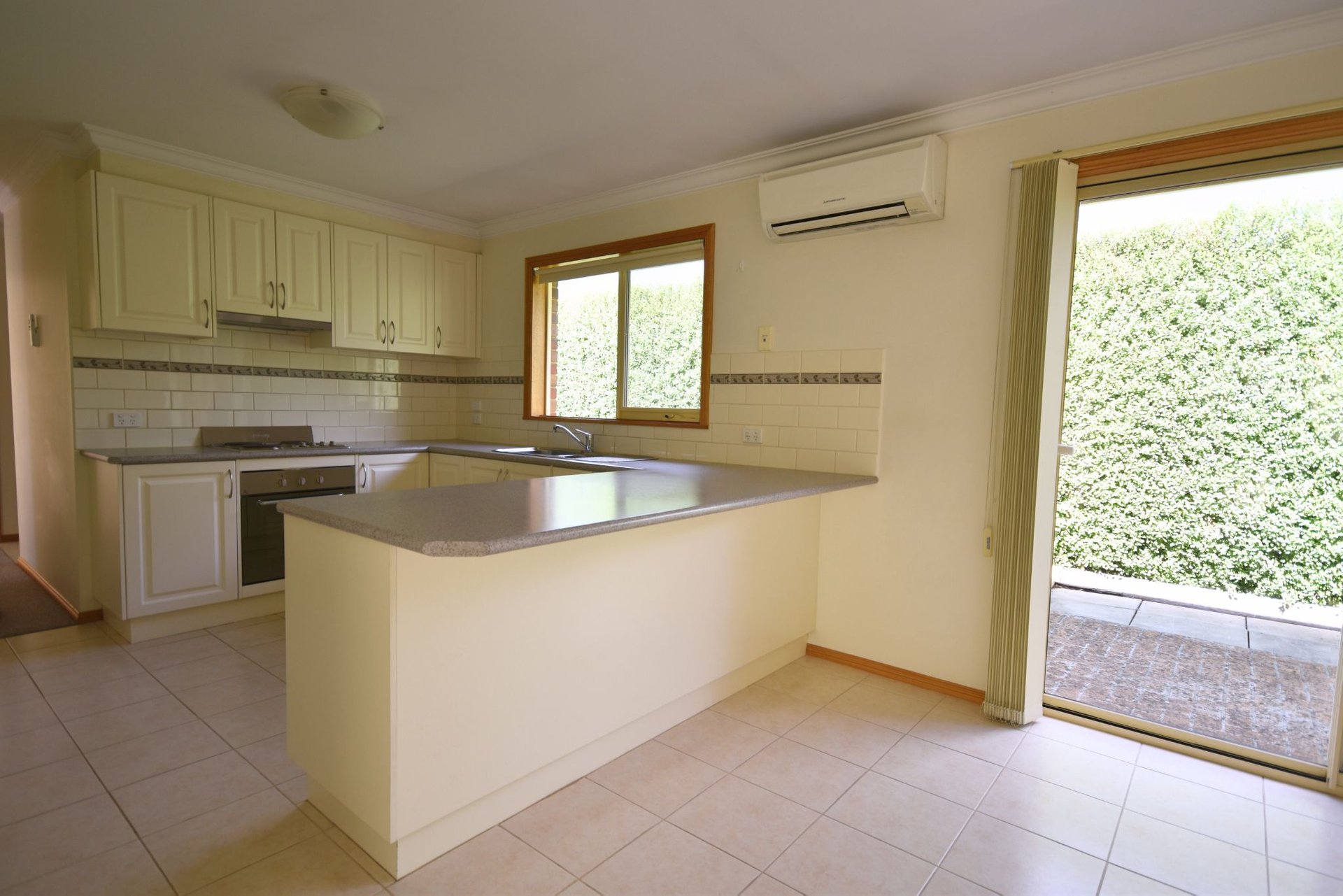 3/8 Devenish Avenue, Montrose image 4