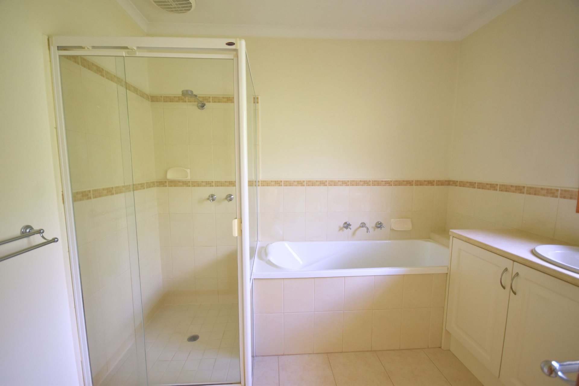 3/8 Devenish Avenue, Montrose image 5