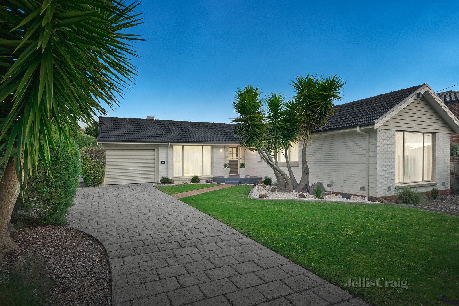 38 Essex Road, Mount Waverley image 1