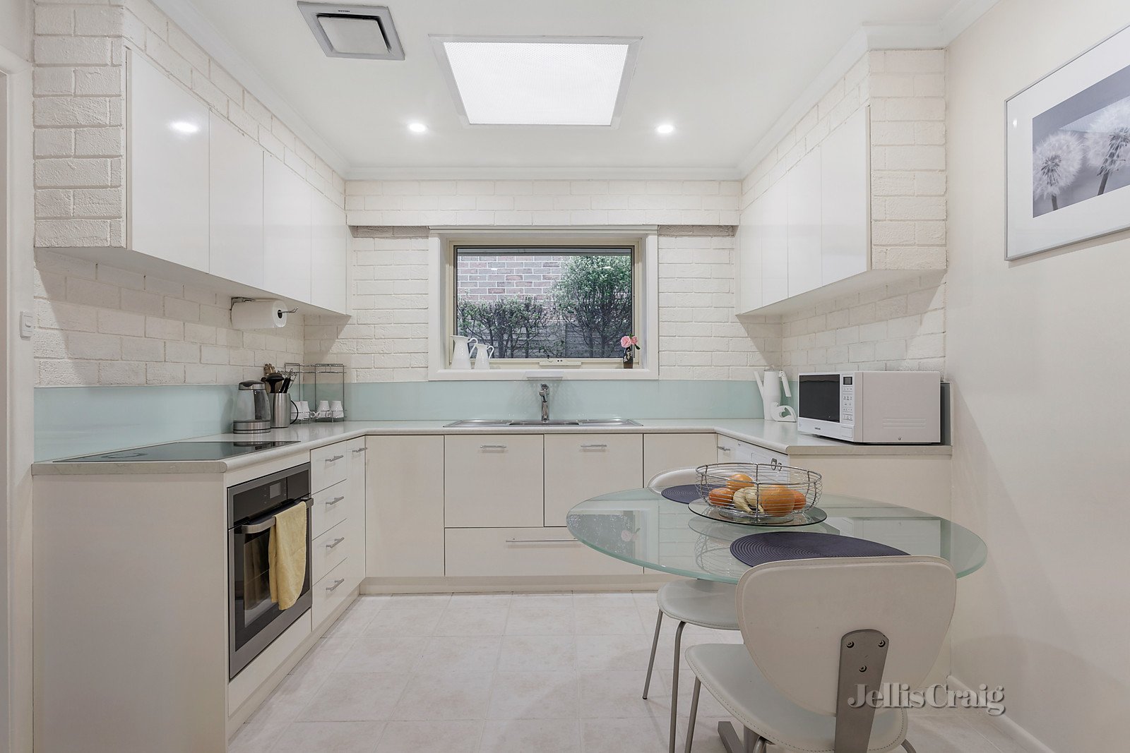 38 Essex Road, Mount Waverley image 3