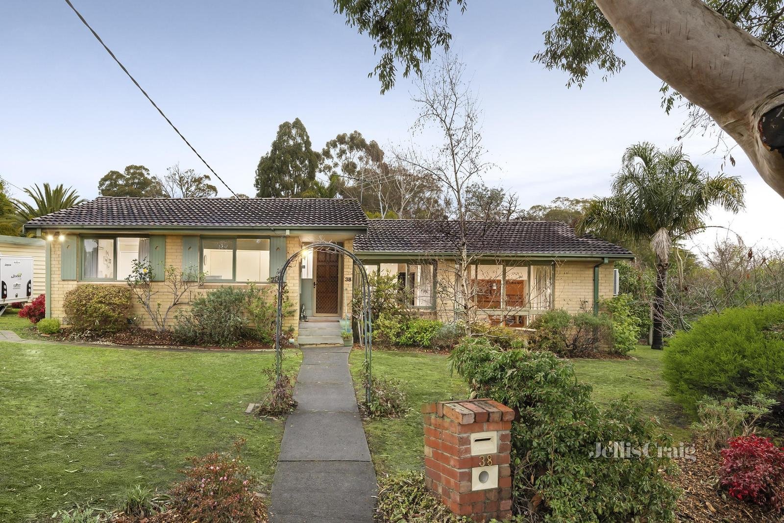 38 Glenwood Drive, Croydon image 1