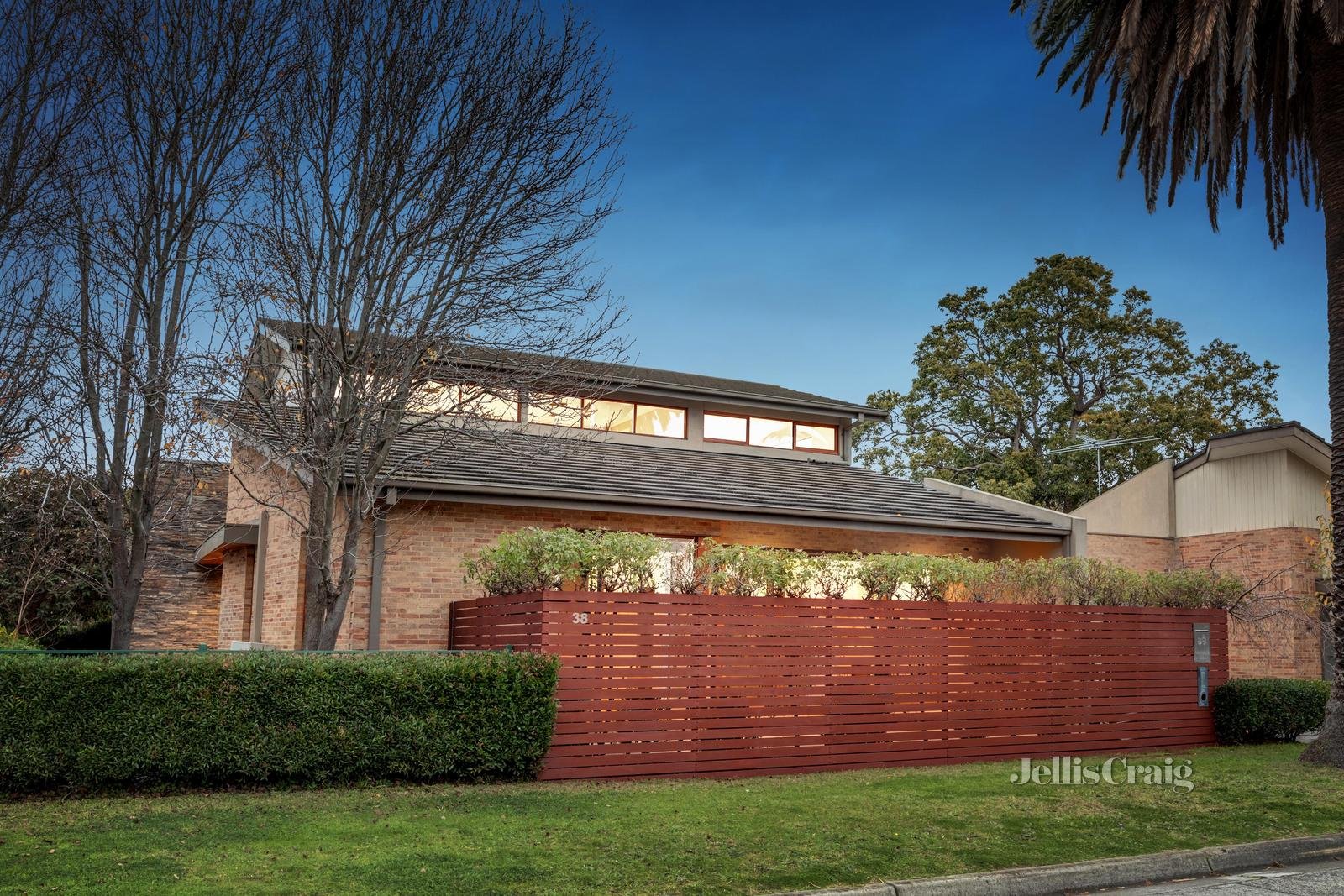 38 Sherwood Road, Mount Waverley image 2