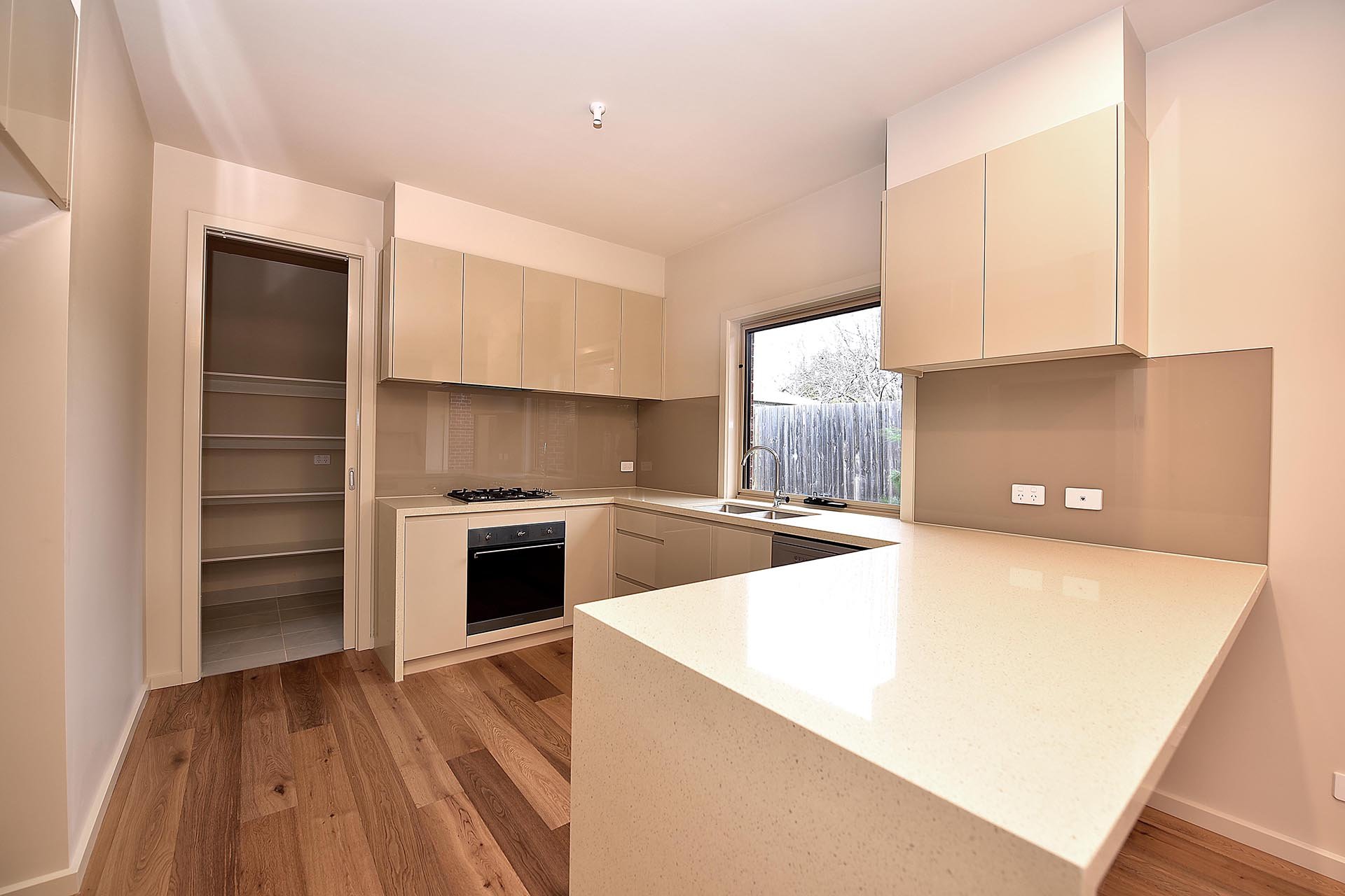 3/82 Essex Road, Mount Waverley image 1