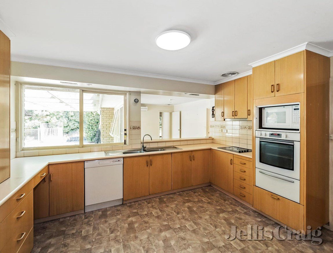 39 Appletree Drive, Glen Waverley image 2