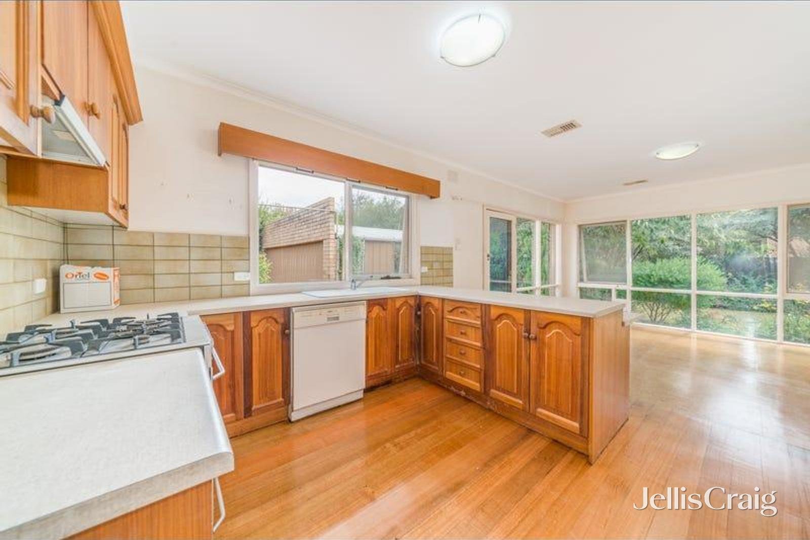 39 Charlton Street, Mount Waverley image 8