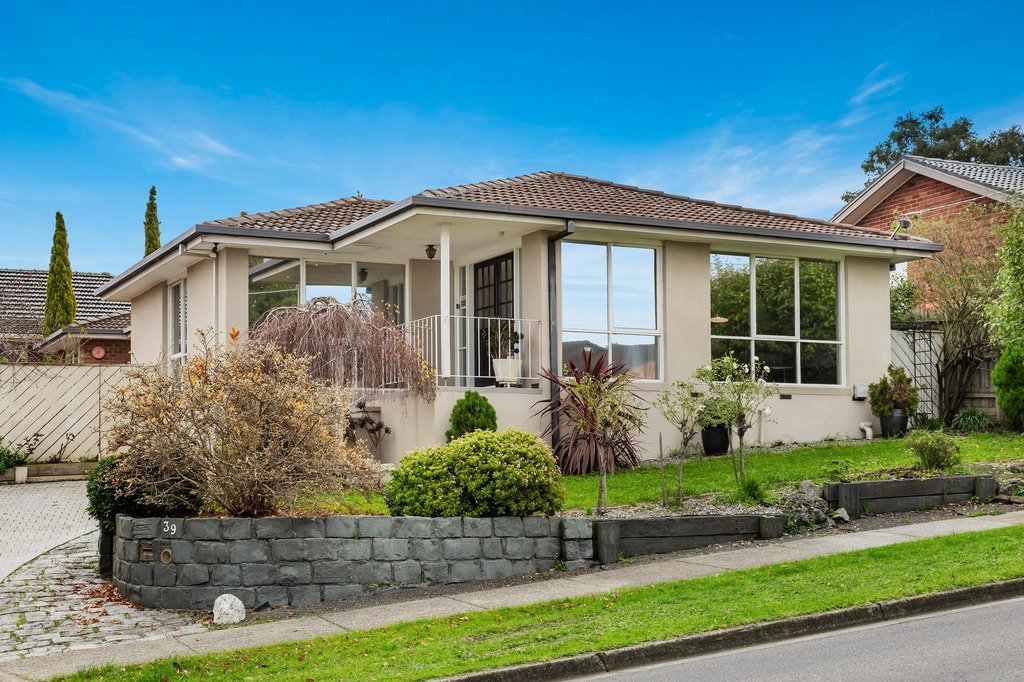 39 Elonera Avenue, Greensborough image 1