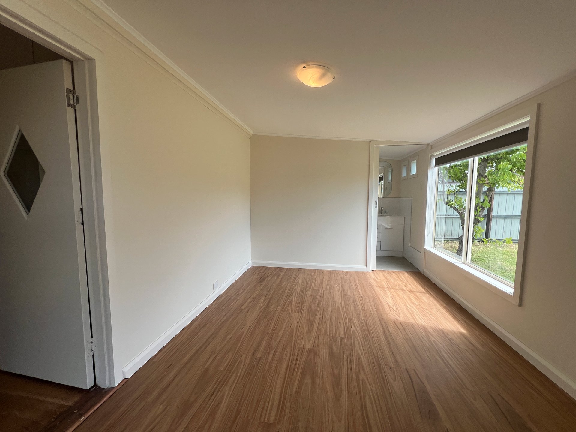 39 Oxford Street, Whittington image 4