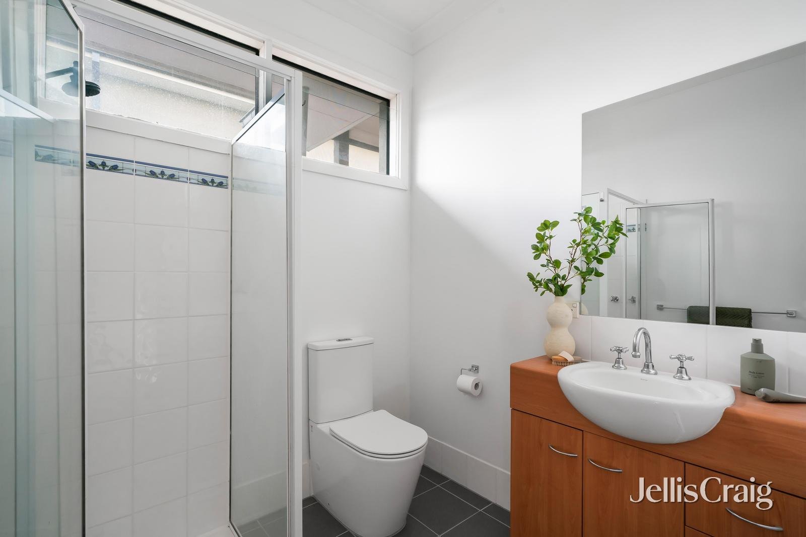 39 Scotland Avenue, Greensborough image 10