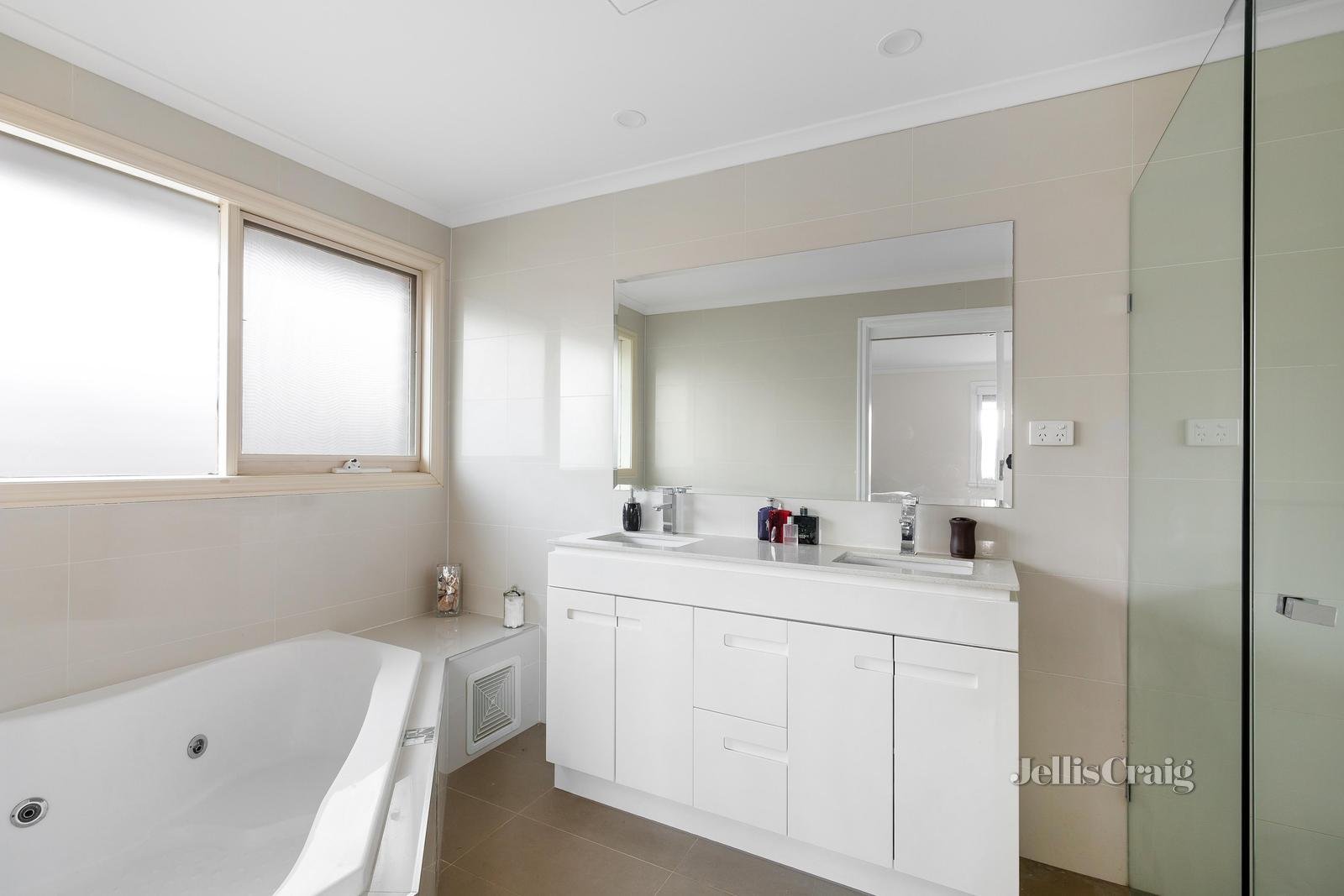 39 Symon Crescent, Greensborough image 11
