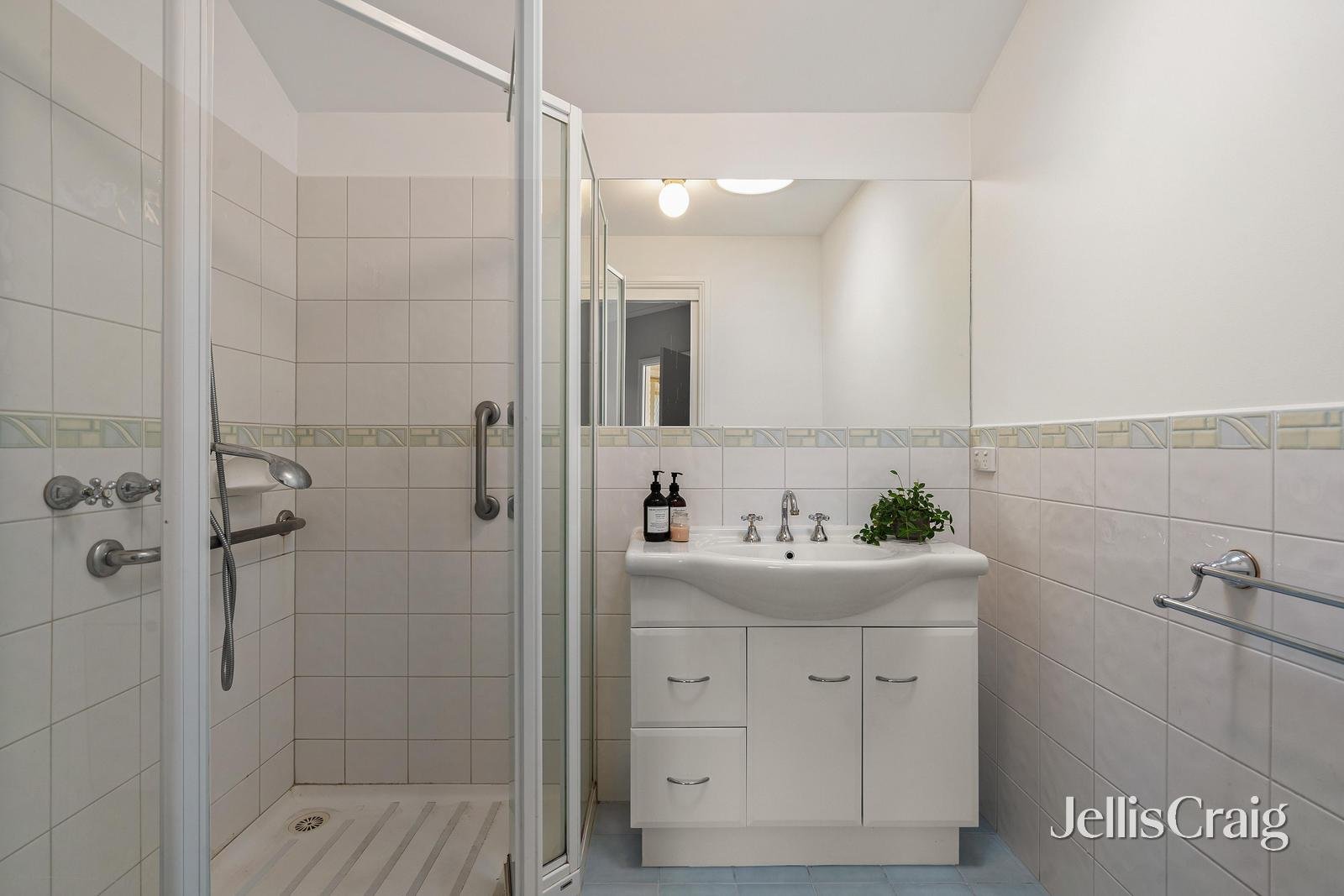 39A Ronald Road, Croydon image 6