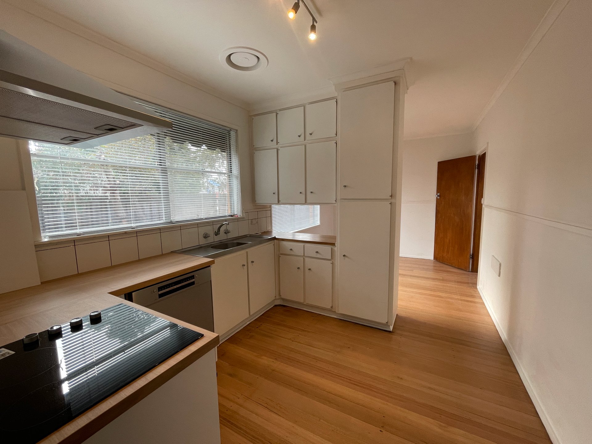 3A Hodges Court, Breakwater image 3