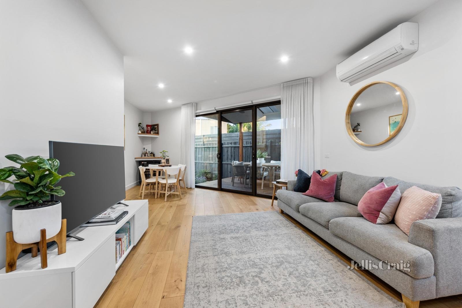 3B/2 Nina Court, Bentleigh East image 2