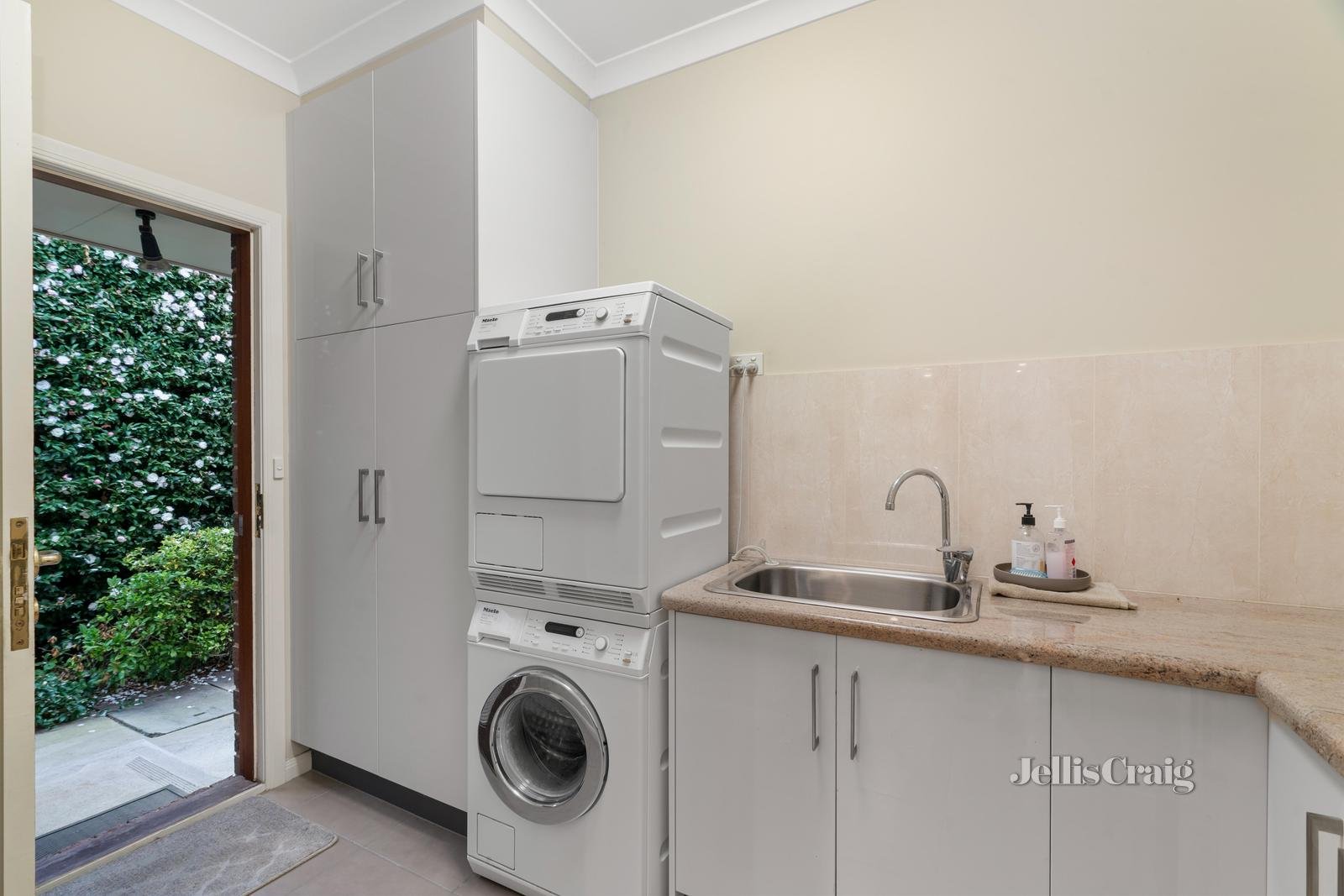 4 Ajax Drive, Wheelers Hill image 11