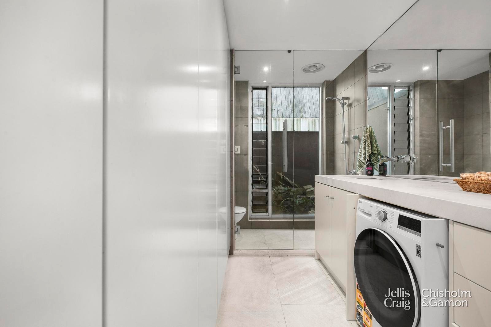 4 Beach Avenue, Elwood image 21