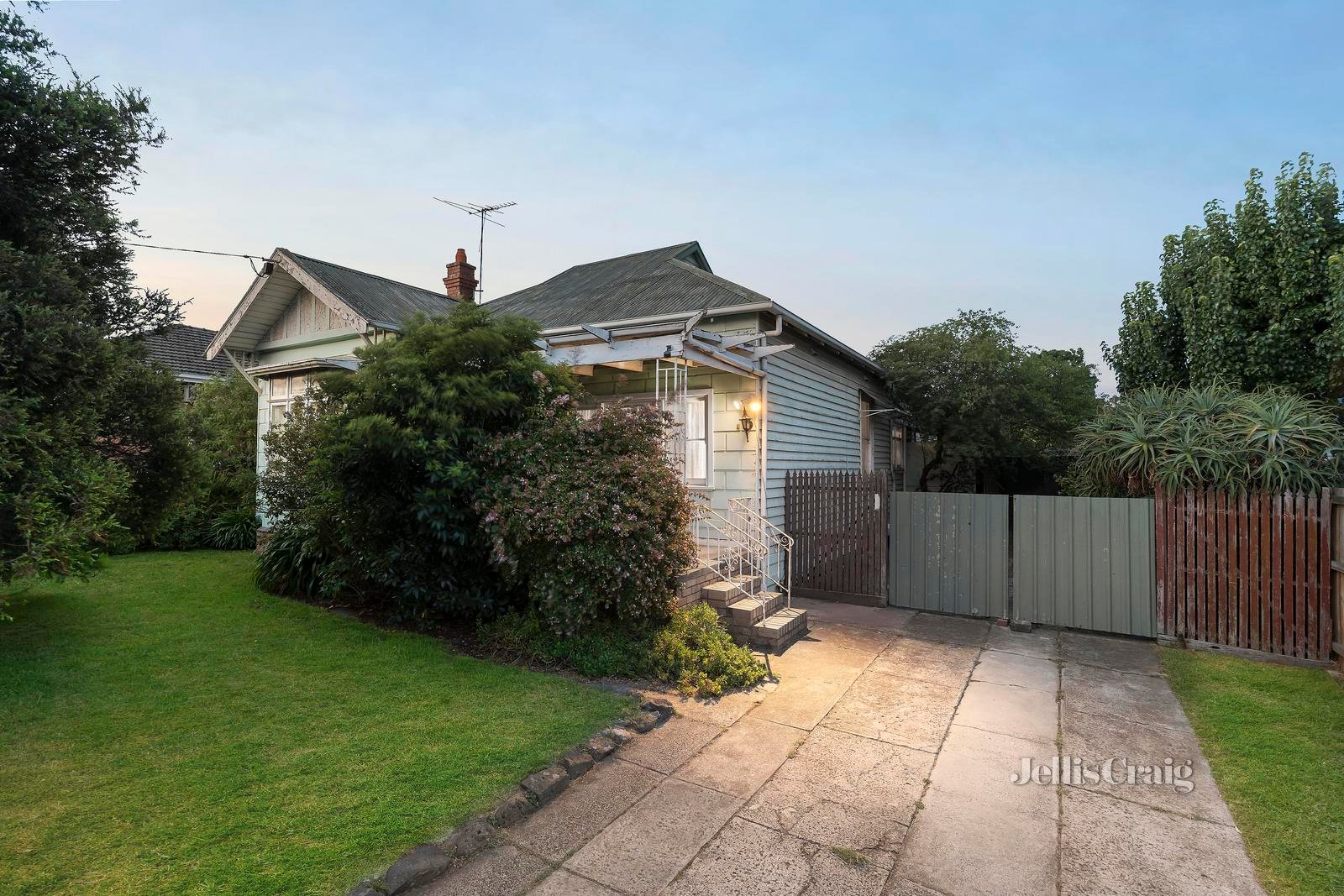 4 Braemar Street, Essendon image 2