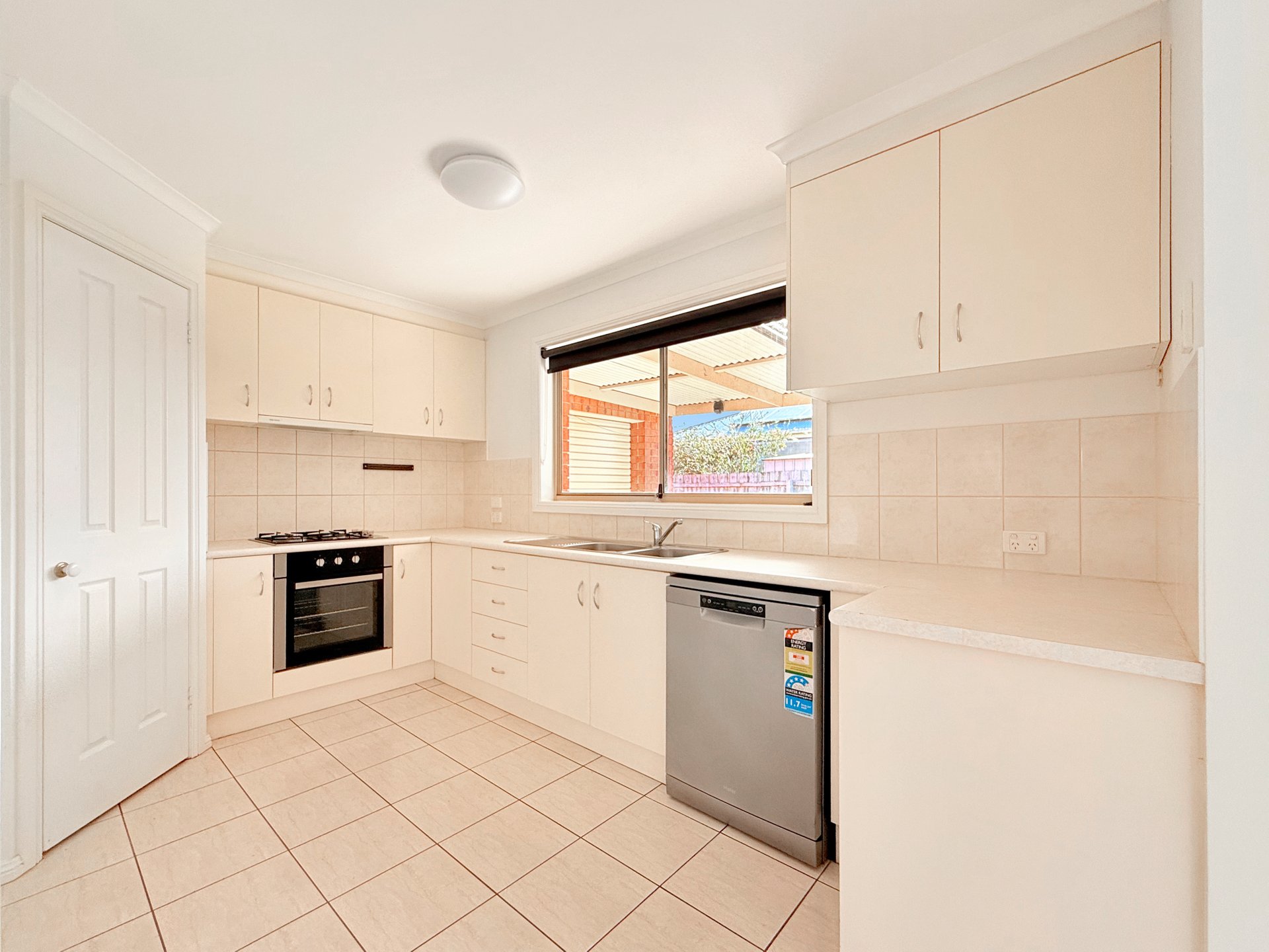 4 Chandos Court, St Albans Park image 5