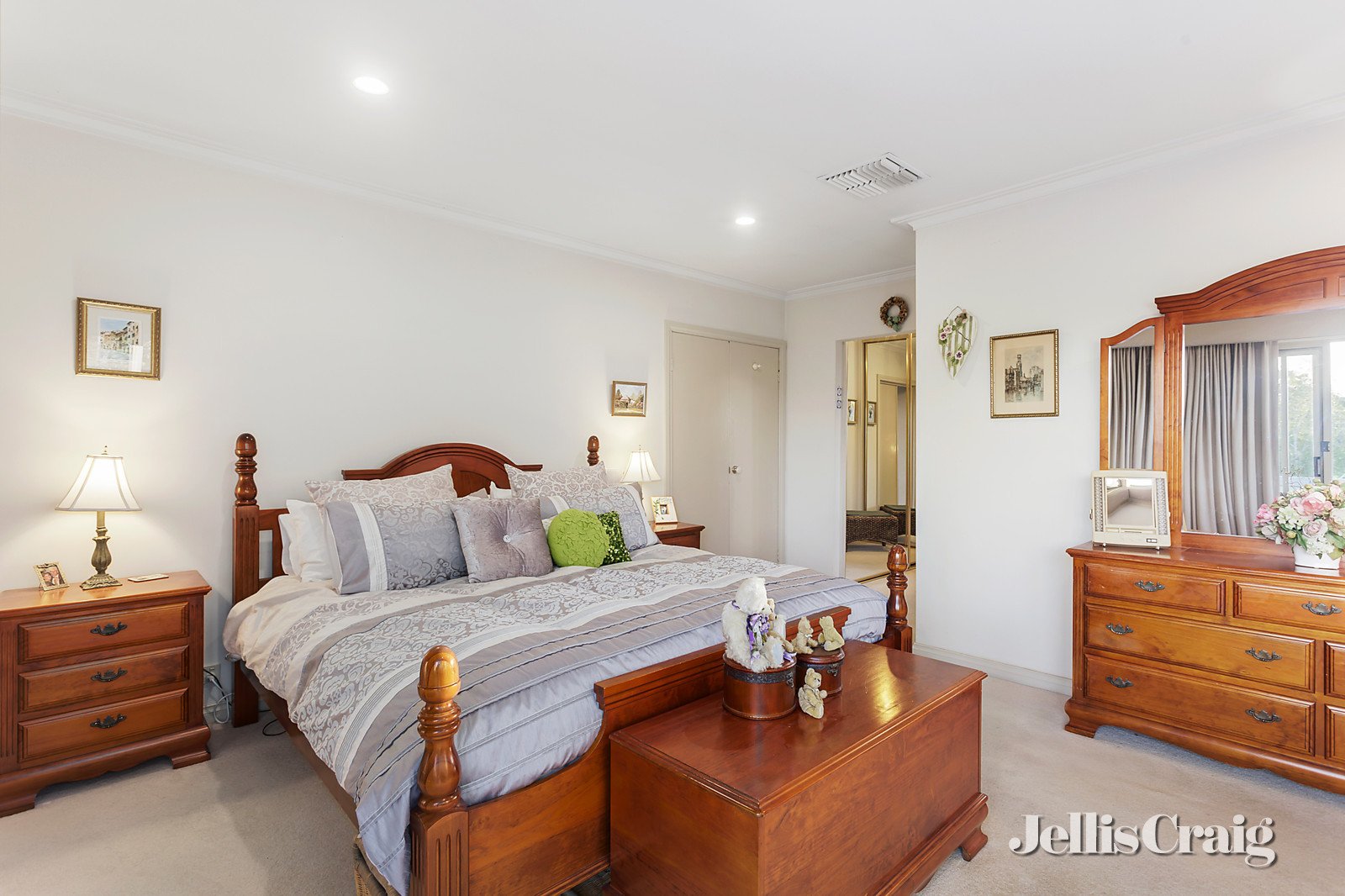 4 Crestview Court, Croydon North image 9