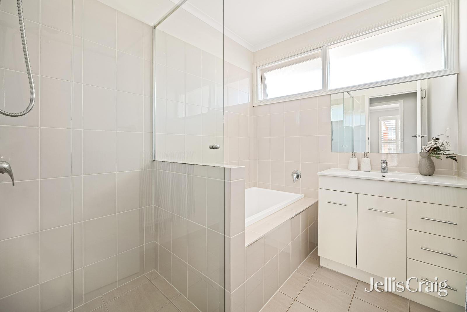 4 Deanswood Court, Cheltenham image 10