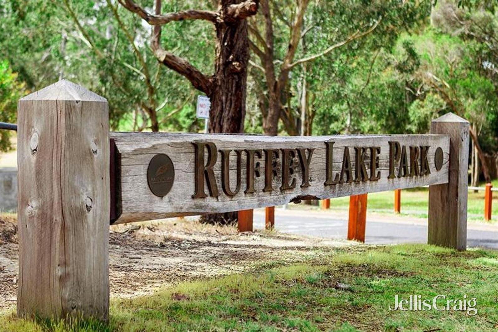 4 Greenock Place, Templestowe image 21