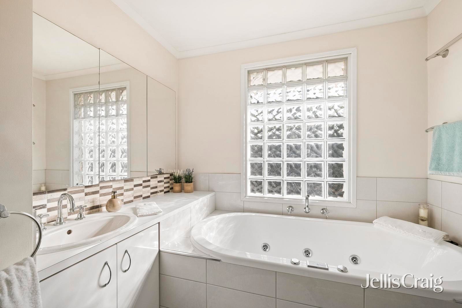 4 Henty Court, Mooroolbark image 9