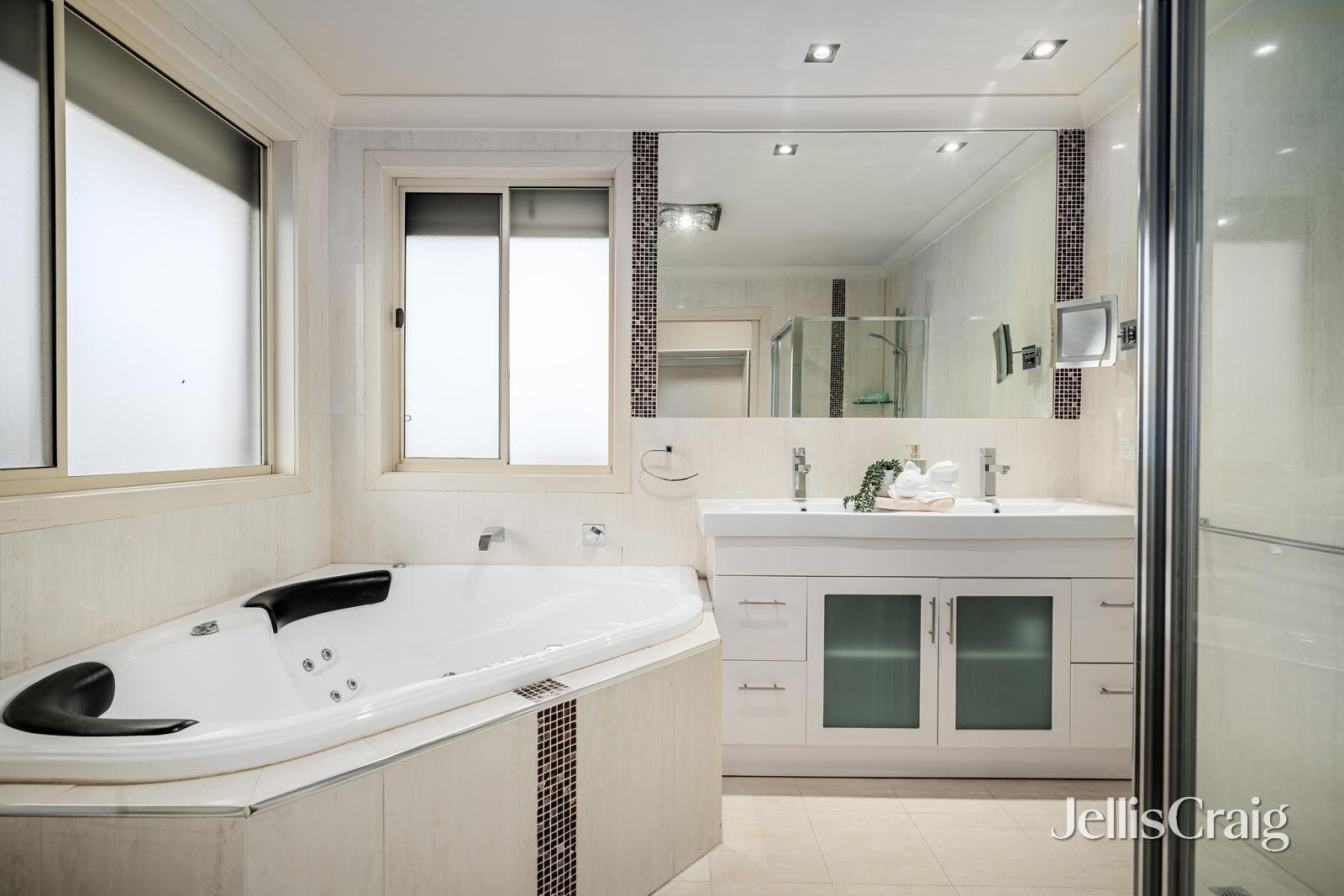4 Joseph Banks Crescent, Endeavour Hills image 7