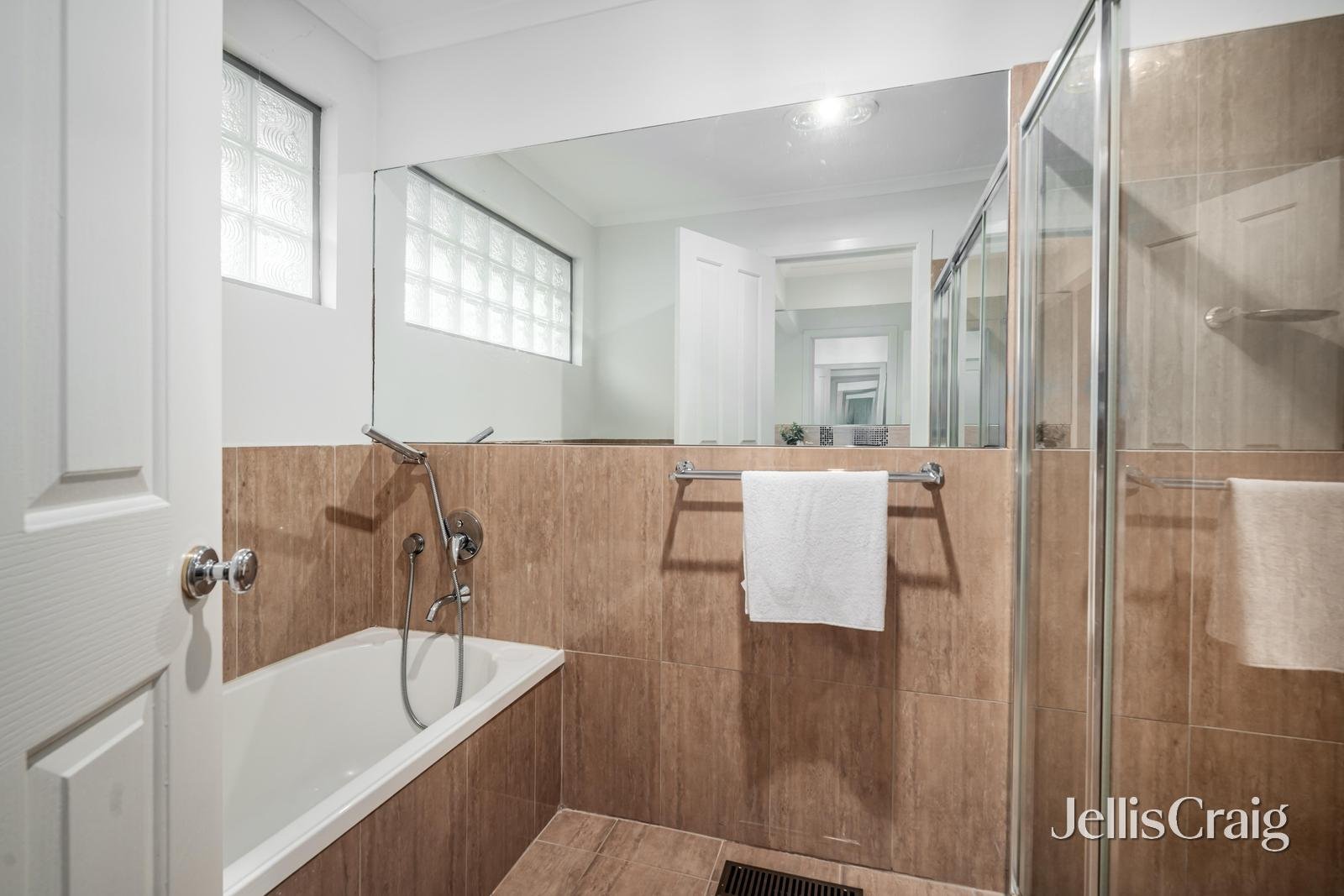 4 Joseph Banks Crescent, Endeavour Hills image 9