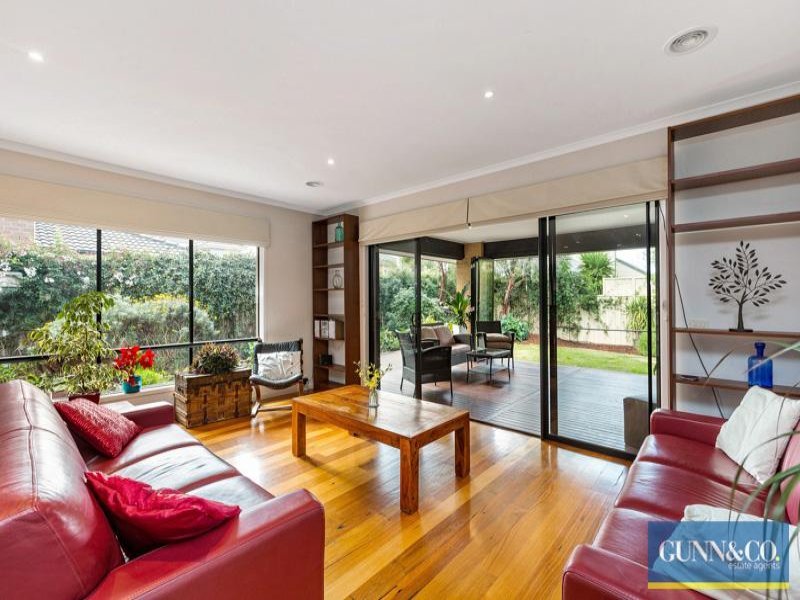 4 La Coruna Gardens, Point Cook image 8