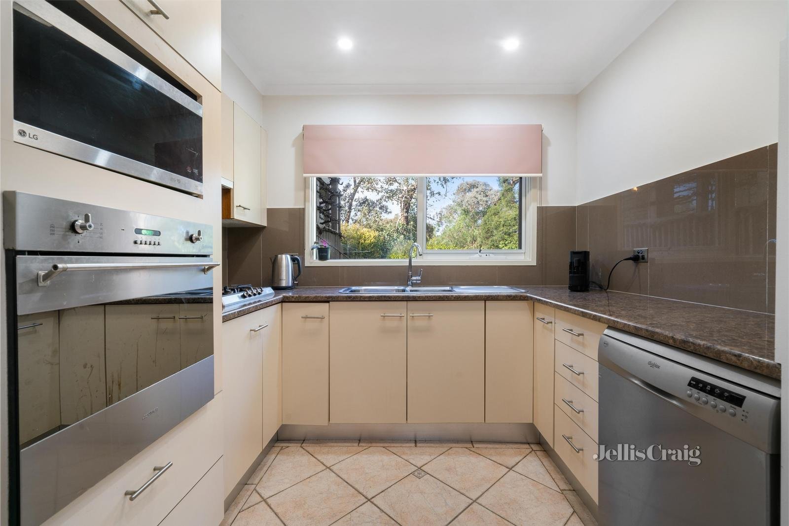 4 Lamorna Court, Eltham image 4