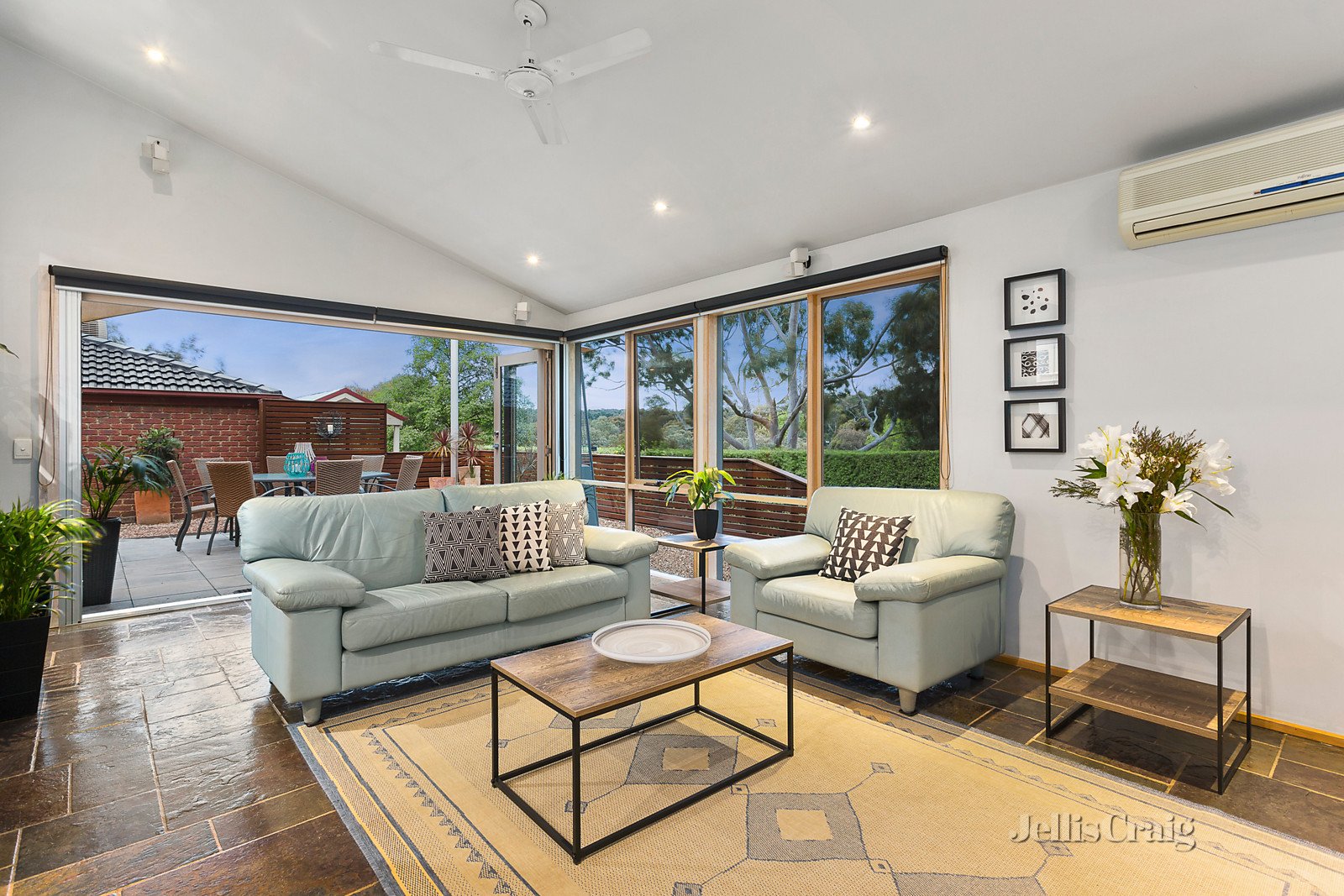 4 Lyons Rise, Eltham image 2