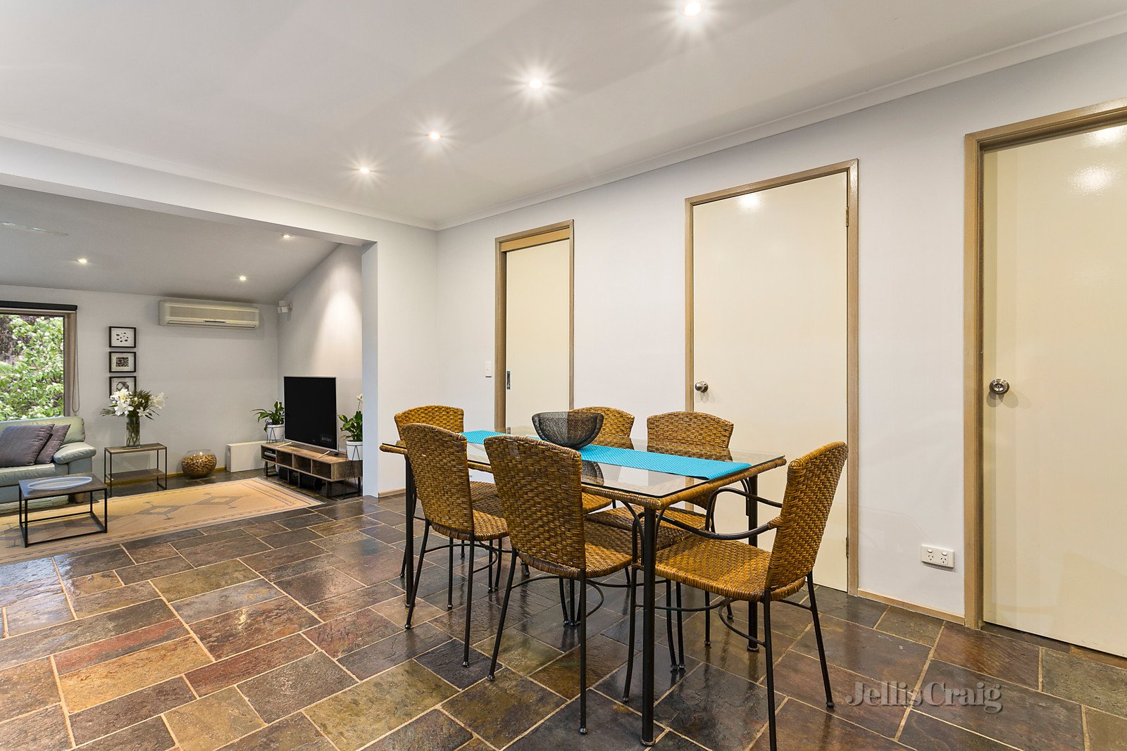 4 Lyons Rise, Eltham image 3