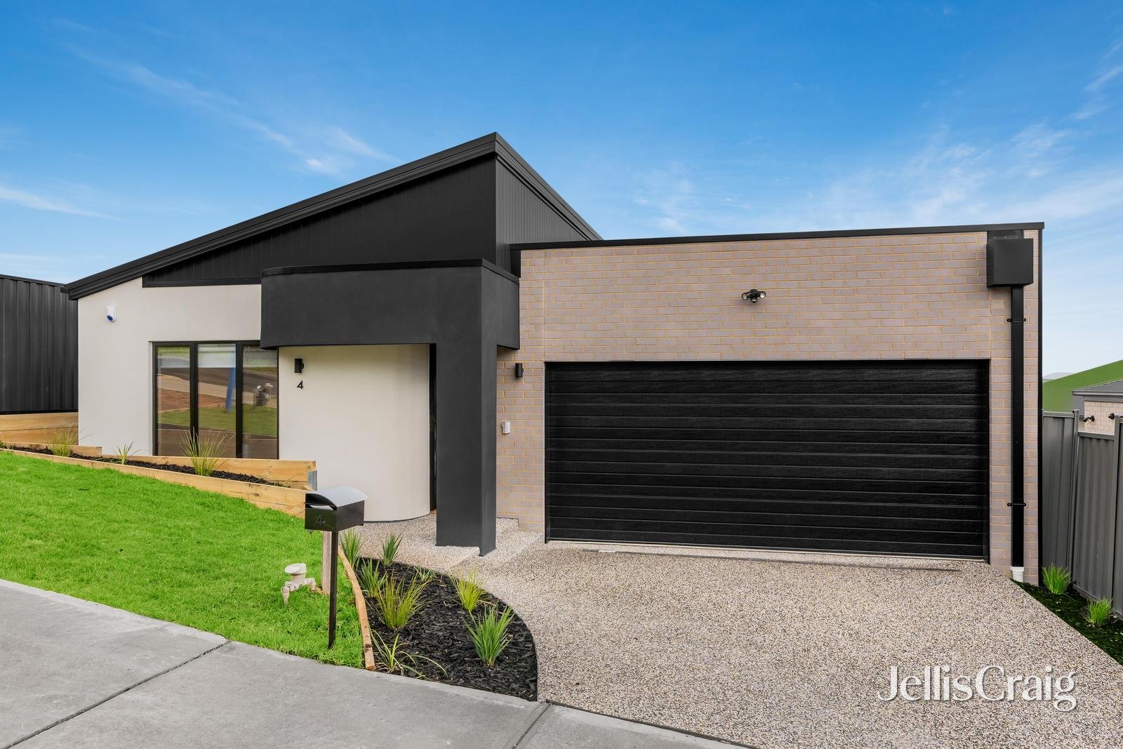 4 Majestic Rise, Doreen image 1