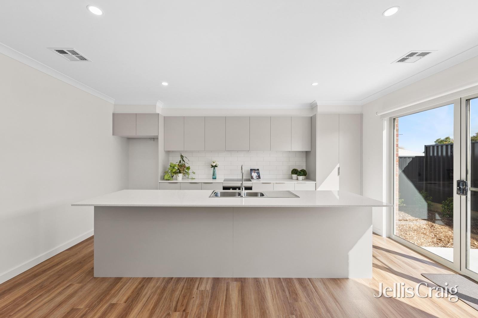 4 Miners Crescent, Canadian image 3