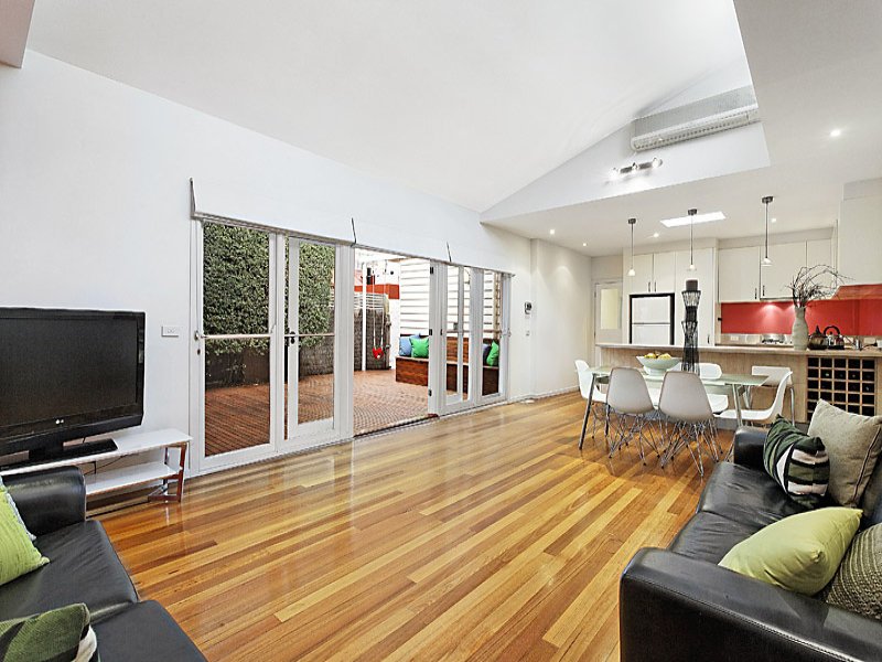 4 Phyllis Street, Elwood image 2