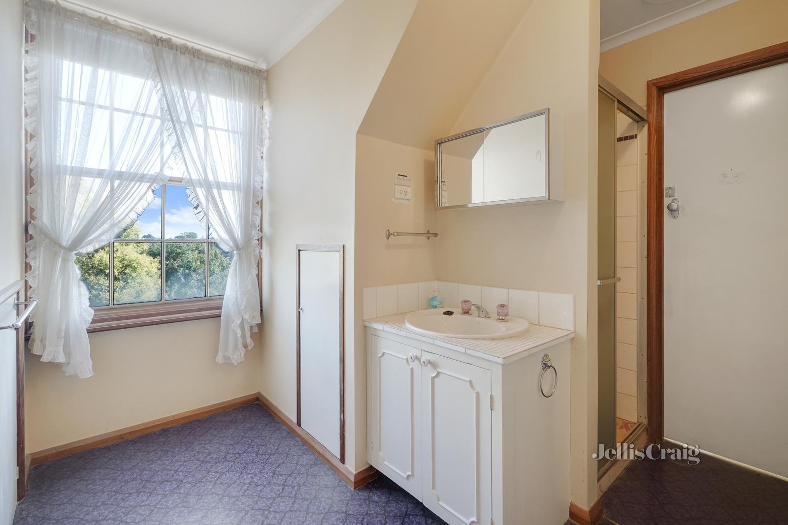 4 Seaview Street, Mount Waverley image 7