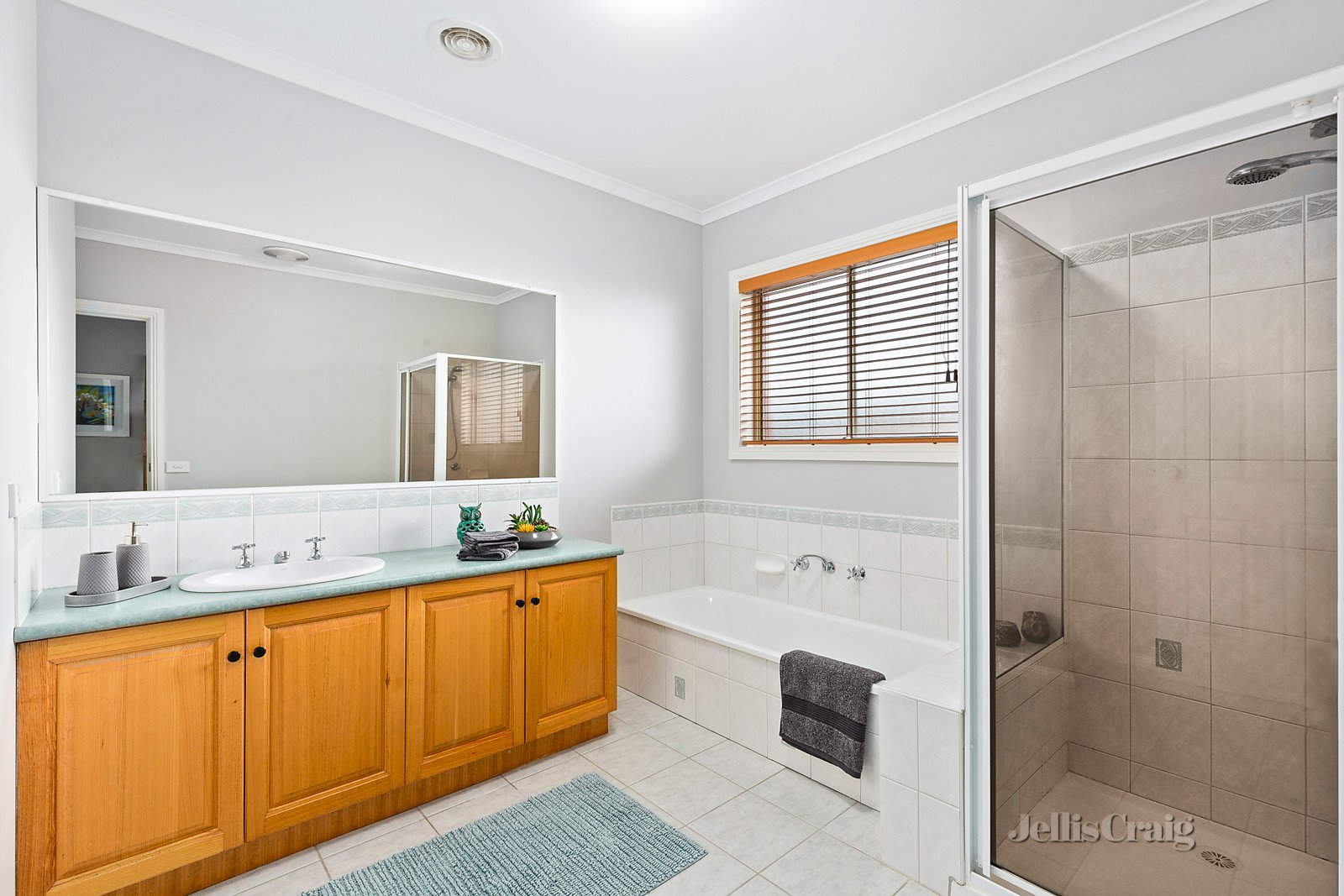 4 Sunshine Close, Greensborough image 5