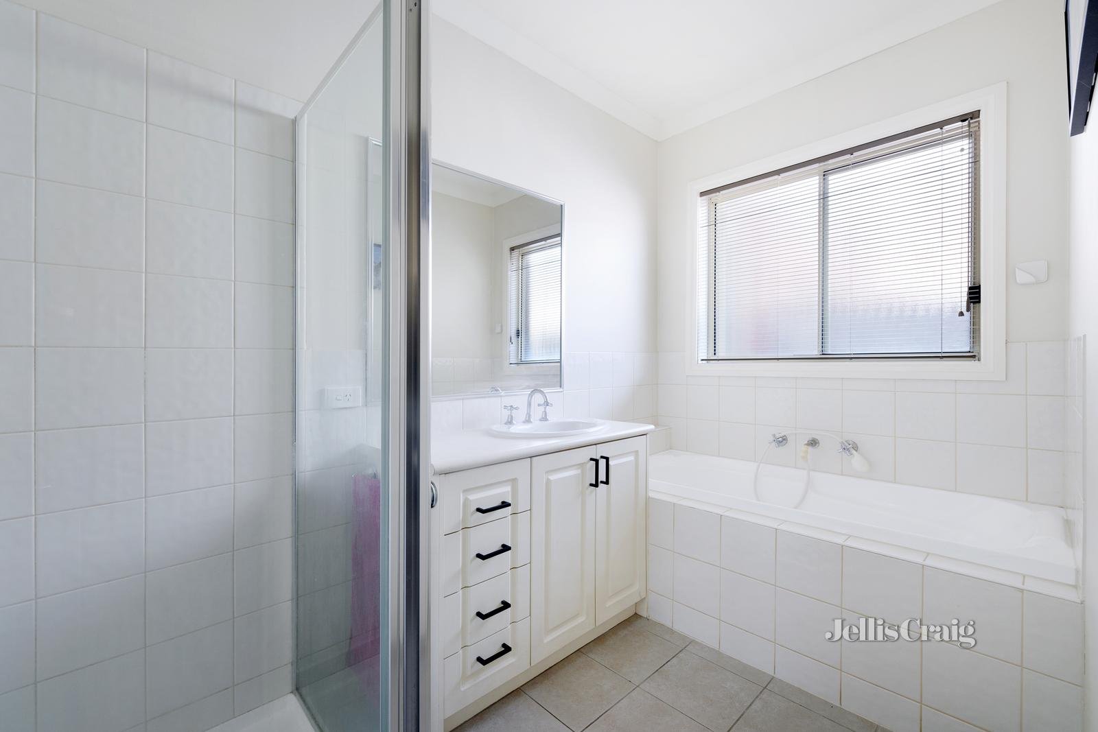 4 Wonga Mews, South Morang image 5