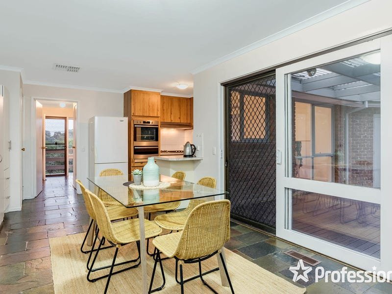 4 Wyuna Walk, Mooroolbark image 6