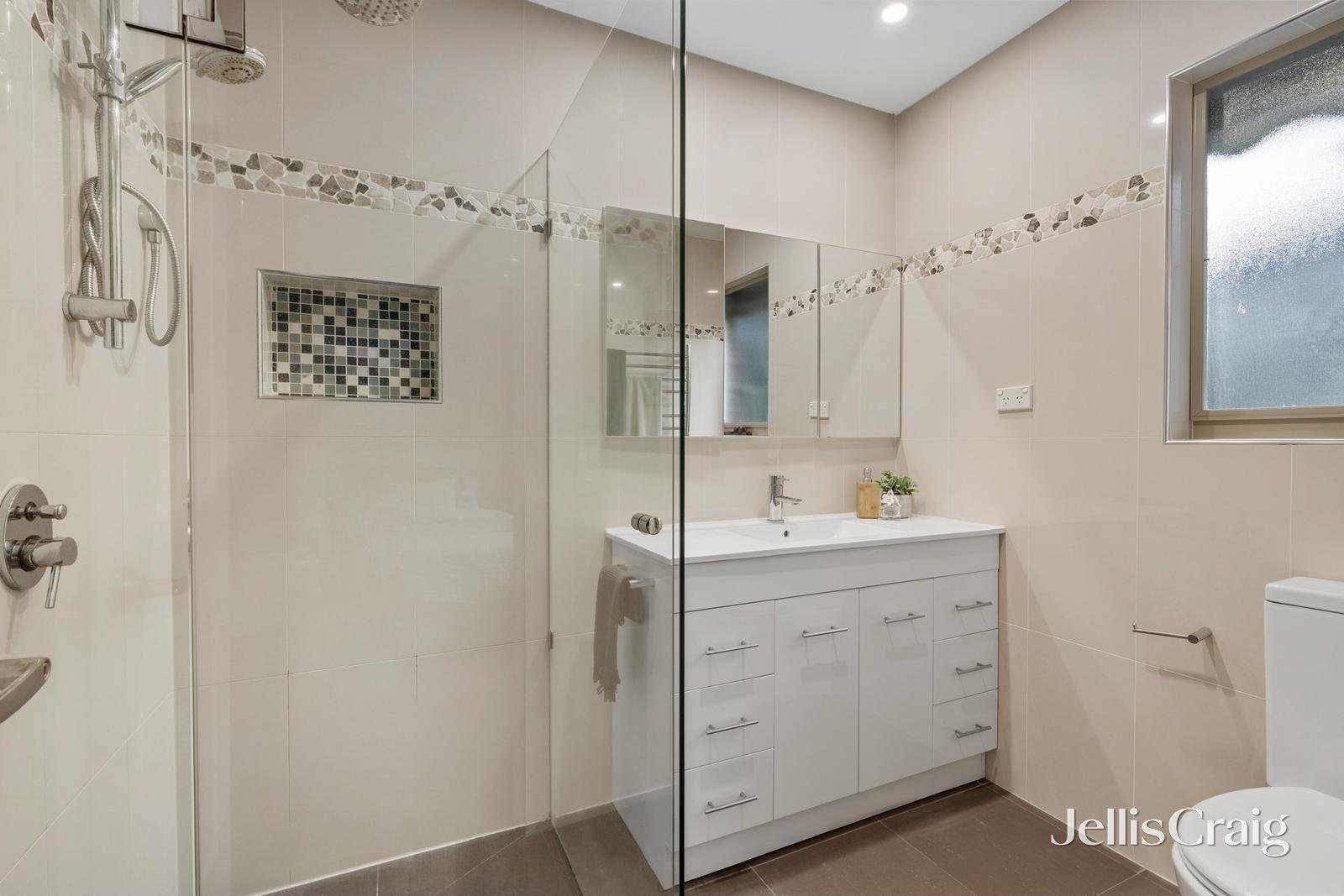 40 Canora Street, Blackburn South image 7