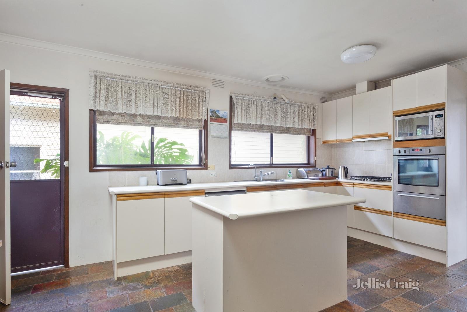 40 Erasmus Street, Surrey Hills image 4